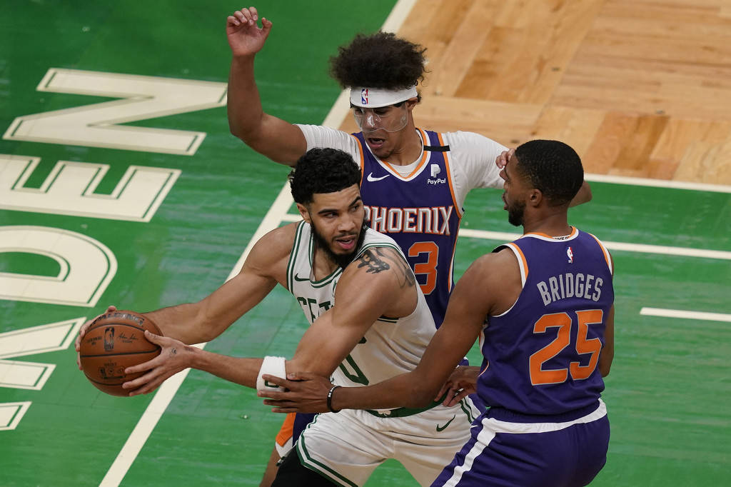 包含菲尼克斯太阳围绕NBA常规赛调整名单塔图姆连续三场比赛得分超过出色防守，现场解说直呼：斯图加特围绕西甲单刀错失的词条