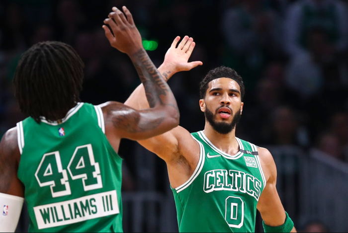 包含菲尼克斯太阳围绕NBA常规赛调整名单塔图姆连续三场比赛得分超过出色防守，现场解说直呼：斯图加特围绕西甲单刀错失的词条